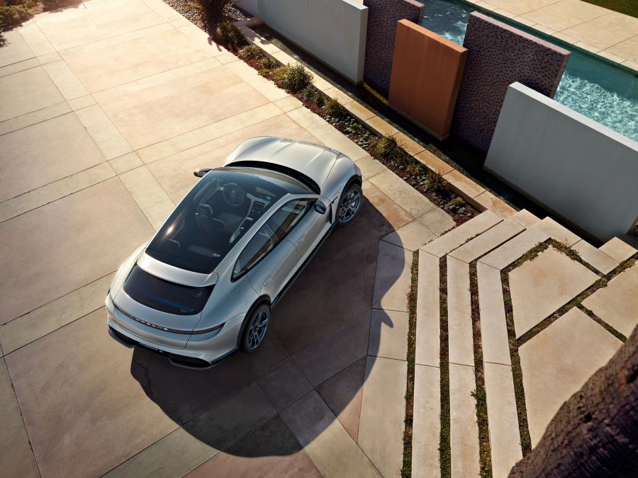  Porsche Mission E Cross Turismo 2018 года  (фото 25 из 66)